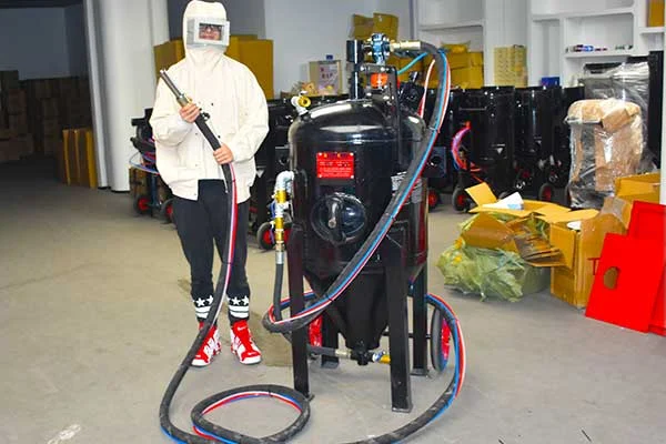 Free style sand blaster